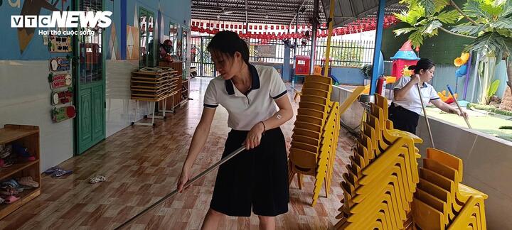 Giáo viên Trường Mần non Hạnh phúc trẻ thơ tổng vệ sinh lớp học.