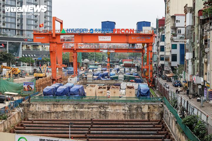 Công trường thi công tuyến metro Nhổn - Ga Hà Nội với quy mô lớn, kéo dài nhiều năm, nơi mỗi sự chậm trễ không chỉ làm đội vốn dự án mà còn kéo theo những “chi phí xã hội” âm thầm đè nặng lên người dân và doanh nghiệp.