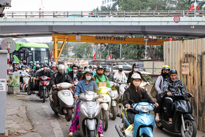 Đoạn đường Kim Mã bị thu hẹp bởi rào chắn công trường metro, thường xuyên rơi vào cảnh ùn tắc, khiến việc tiếp cận các cửa hàng hai bên đường trở nên khó khăn.