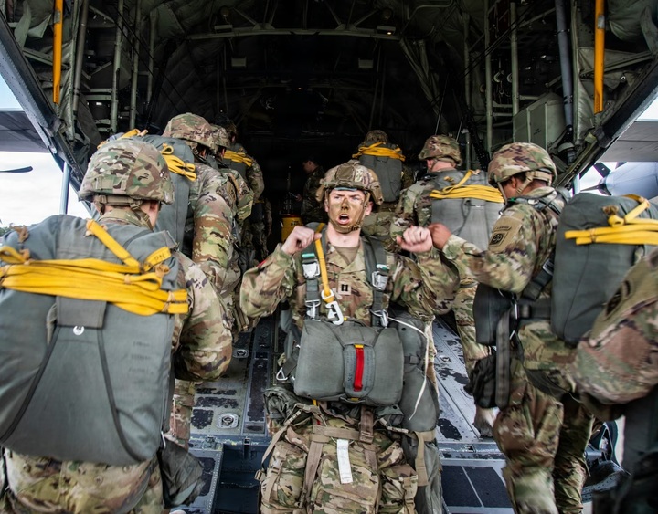 Lính dù thuộc Sư đoàn Dù 82 chuẩn bị thực hiện nhảy dù theo dây tĩnh tại căn cứ Fort Bragg năm 2022. (Ảnh: Trung sĩ Jillian Hix/Lục quân Mỹ)