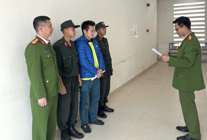 Cơ quan Cảnh sát điều tra Bộ Công an đọc lệnh khởi tố, lệnh bắt tạm giam Nguyễn Hoài Bách, Giám đốc kinh doanh Công ty Việt An.