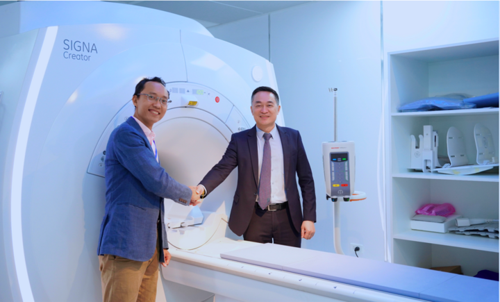 Bác sĩ Tạ Anh Tuấn và ông Thao Nguyễn – Chuyên viên Thương mại, Phòng Thương mại Tổng Lãnh sự quán Hoa Kỳ – bắt tay tại khu vực hệ thống MRI SIGNA Creator, đánh dấu nâng cao năng lực chẩn đoán cho người bệnh của Bệnh viện Đa khoa Tâm Trí Sài Gòn.