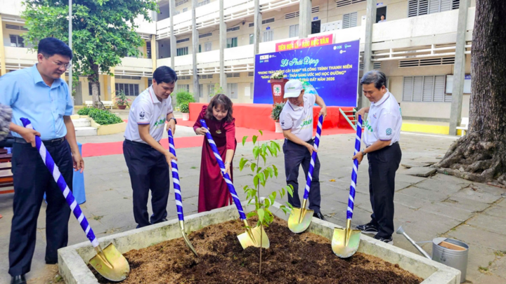 EVNSPC phối hợp với Trường THPT Nguyễn Đình Chiểu (tỉnh Vĩnh Long) phát động phong trào Trồng cây xanh hưởng ứng Giờ Trái đất 2026.