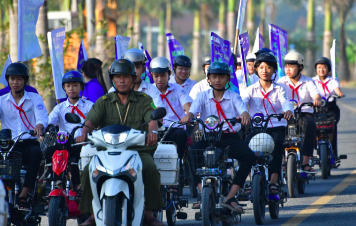 Điện lực Tân Trụ (Công ty Điện lực Tây Ninh) phối hợp với Đoàn Thanh niên xã Tân Trụ tổ chức đạp xe tuyên truyền Giờ trái đất 2026, thu hút đông đảo cán bộ, đoàn viên và hơn 100 học sinh tham gia.