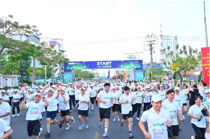 Đông đảo CBCNV ngành Điện miền Nam và người dân tỉnh Vĩnh Long tham gia Giải chạy bộ hưởng ứng chiến dịch Giờ Trái đất 2026. (Ảnh: PC Vĩnh Long)