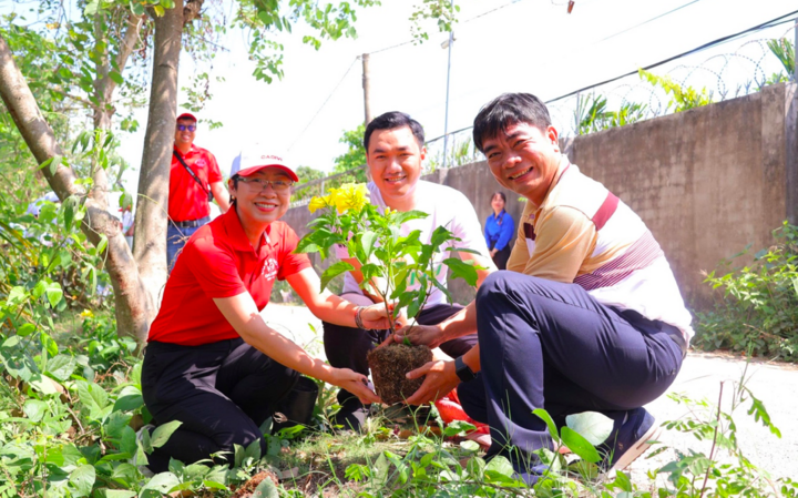 Nhân viên Công ty Điện lực Đồng Tháp trồng cây xanh hưởng ứng Chiến dịch Giờ Trái đất năm 2026. (Ảnh: PC Đồng Tháp)