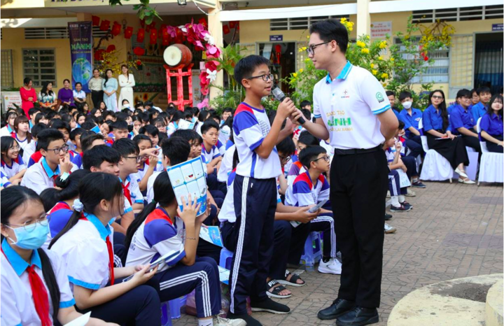 Công ty Điện lực Cần Thơ phối hợp với Sở Công Thương và Thành đoàn Cần Thơ tổ chức lễ phát động chương trình “Toàn dân sử dụng năng lượng tiết kiệm, hiệu quả” gắn với hưởng ứng Chiến dịch Giờ Trái đất năm 2026, thu hút đông đảo đoàn viên, thanh niên và học sinh tham gia. (Ảnh: PC Cần Thơ)