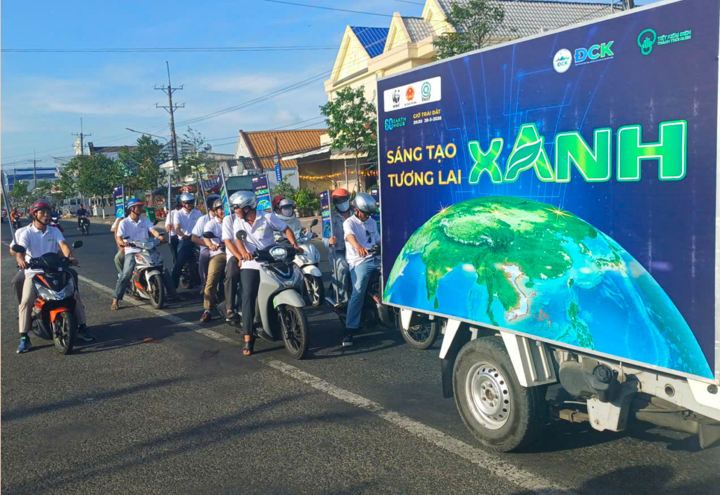 Nhân viên Công ty Điện lực Cà Mau lan toả thông điệp “Sáng tạo xanh – Tương lai xanh” hưởng ứng chiến dịch Giờ Trái đất 2026 trên các tuyến phố. (Ảnh: PC Cà Mau)