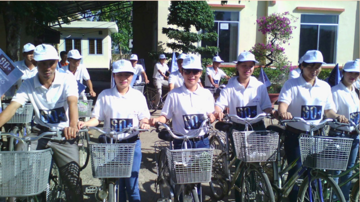 CBCNV Công ty Điện lực Lâm Đồng đạp xe hưởng ứng Chiến dịch Giờ Trái đất 2026. (Ảnh: PC Lâm Đồng)