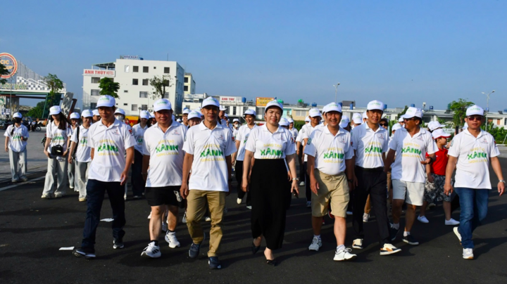 CBCNV Công ty Điện lực An Giang và người dân trên địa bàn tỉnh đi bộ hưởng ứng Chiến dịch Giờ Trái đất 2026. (Ảnh: PC An Giang)