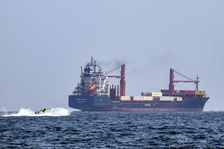 Tàu container đi qua eo biển Hormuz tháng 6/2025. (Ảnh: Getty)
