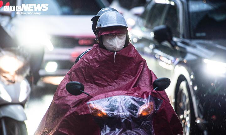 Sấm chớp kèm mưa to, gió lớn trút xuống Hà Nội khiến nhiều người đi đường bất ngờ.