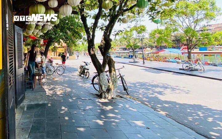 Những quán cà phê sở hữu view nhìn ra sông Hoài, thu hút rất đông khách du lịch, nay vỉa hè cũng "sạch bóng" bàn ghế.