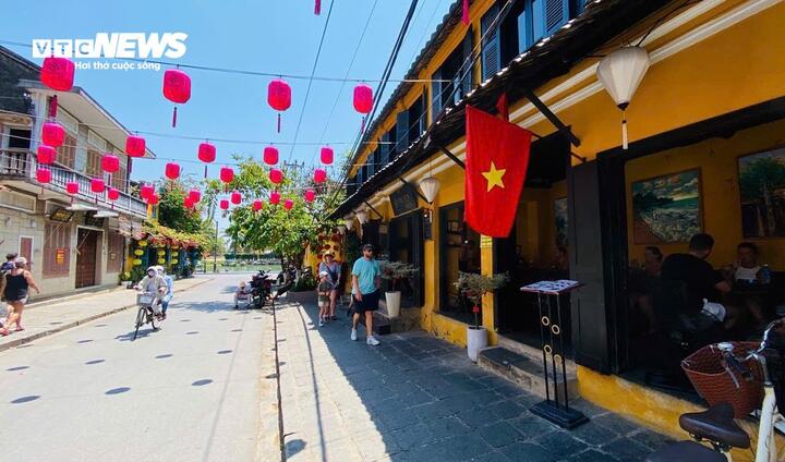 Khi vỉa hè không còn bị chiếm dụng, các tuyến phố ở trung tâm đô thị cổ Hội An cũng trở nên rộng thênh thang.