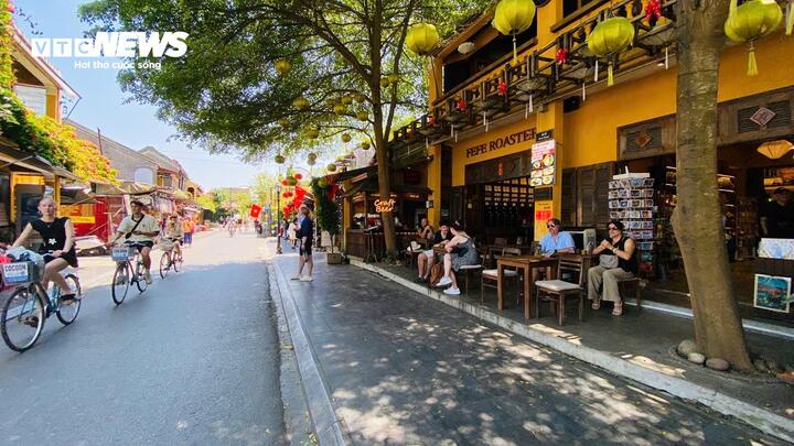 Theo ghi nhận của PV Báo Điện tử VTC News trong ngày đầu Đà Nẵng ra quân lập lại trật tự vỉa hè, các tuyến đường chính trong khu phố cổ như Nguyễn Thái Học, Bạch Đằng, Lê Lợi, Châu Thượng Văn... trở nên thông thoáng hơn so với thời điểm trước. Hầu như vỉa hè tại các tuyến phố đều không còn tình trạng bị các nhà hàng, quầy lưu niệm...lấn chiếm.