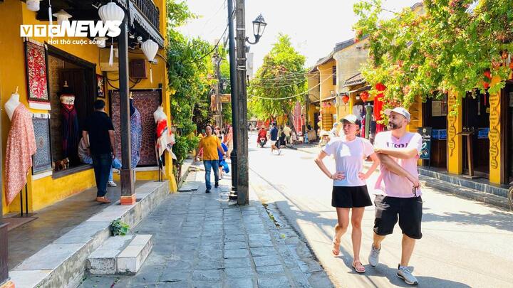 Theo ông Ấn, thành phố sẽ đẩy mạnh tuyên truyền, vận động nâng cao ý thức người dân; tập trung rà soát, sắp xếp lại vỉa hè, xử lý tình trạng lấn chiếm, tháo dỡ quảng cáo sai quy định, chỉnh trang cảnh quan đô thị, từng bước xóa bỏ các điểm “chợ cóc”, “chợ tạm”. Tăng cường ứng dụng công nghệ trong giám sát, xử lý vi phạm; gắn trách nhiệm người đứng đầu với kết quả thực hiện, đảm bảo kiểm tra thường xuyên, xử lý nghiêm minh, không có ngoại lệ.