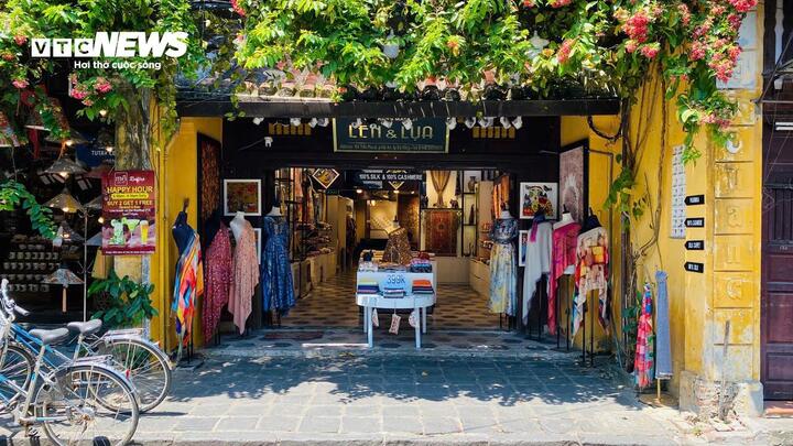 Tại một cửa hàng lưu niệm trên đường Trần Phú, toàn bộ hàng hóa đều được bày bán ở khu vực bên trong.