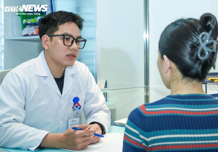 Bác sĩ Đặng Văn Hà tư vấn sức khoẻ sinh sản cho người bệnh. (Ảnh: Loan Hải)