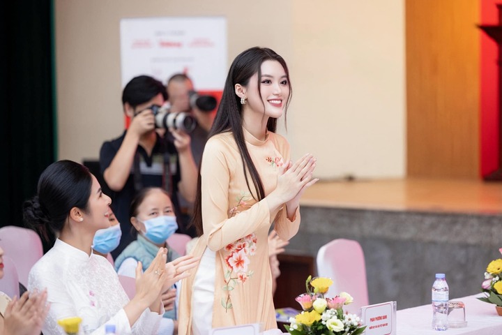 Cô từng tham gia Hoa hậu Việt Nam 2022 và dừng chân ở Top 10 chung cuộc, cùng giải thưởng phụ "Người đẹp biển".