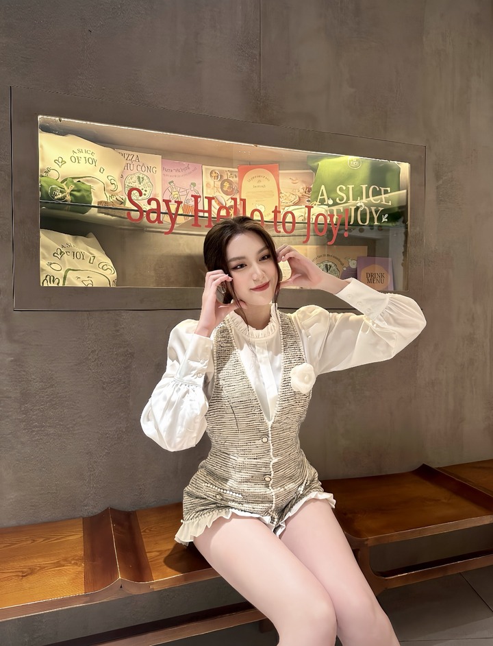 Thời đi học, Phương Oanh cũng là người năng nổ tham gia các hoạt động đoàn thể. Cô từng là Đại sứ truyền thông của các sự kiện và chương trình tình nguyện do sinh viên tổ chức: Global Volunteer - AIESEC, Bản lĩnh Marketer, Nghệ rối…