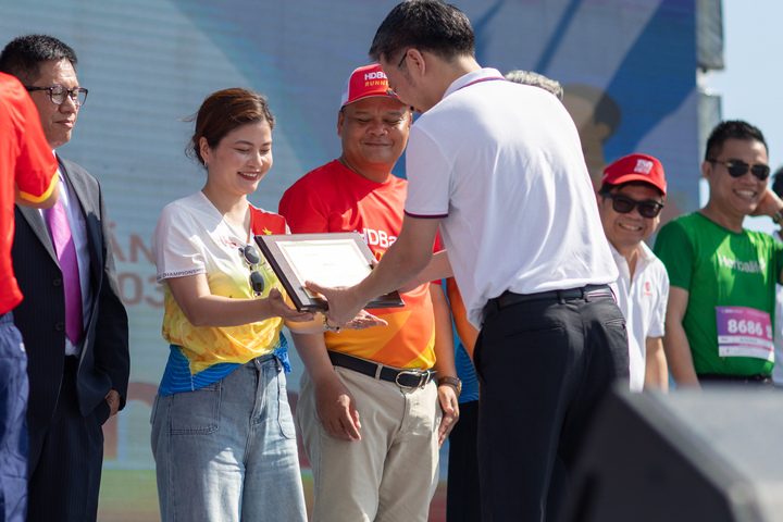 Đại diện Nestlé MILO lên sân khấu nhận kỷ niệm chương cho hành trình đồng hành cùng Tiền Phong Marathon trong 11 năm liền.