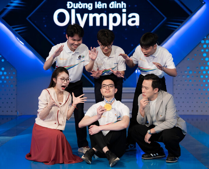 Bành Gia Huy có khoảnh khắc vui nhộn với các thí sinh và 2 MC của Đường lên đỉnh Olympia. (Ảnh: KV)