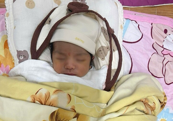 Bé trai 7 ngày tuổi bị bỏ rơi trước cổng nhà dân ở Bắc Ninh.