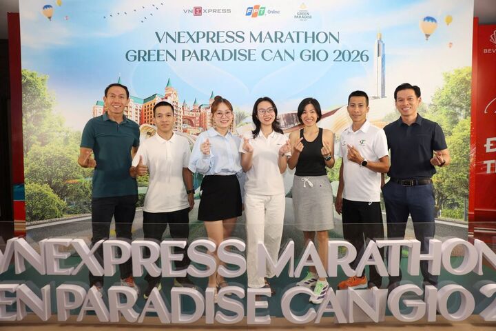 Giới runner háo hức được sớm “so giày” tại Vnexpress Marathon Green Paradise Cần Giờ.