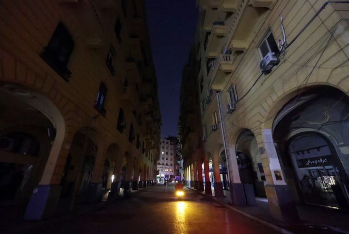 Các cửa hàng đóng cửa sau khi Thủ tướng Ai Cập Mostafa Madbouly xác nhận toàn bộ cơ sở kinh doanh, bao gồm trung tâm thương mại, cửa hàng và nhà hàng, sẽ đóng cửa từ 21h trong vòng một tháng nhằm tiết kiệm điện. Biện pháp này nhằm giảm tiêu thụ trong bối cảnh thiếu hụt dầu mỏ. (Ảnh: Reuters)