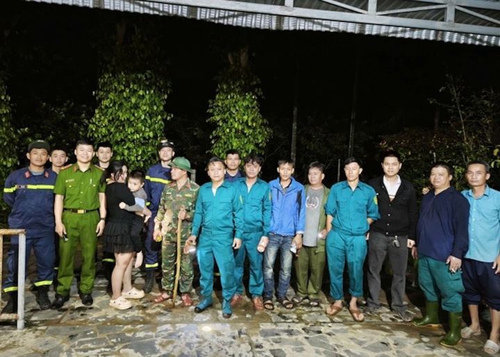 Sau nhiều giờ tìm kiếm trong đêm, lực lượng chức năng tìm thấy cháu L.G.P và bàn giao cho gia đình.