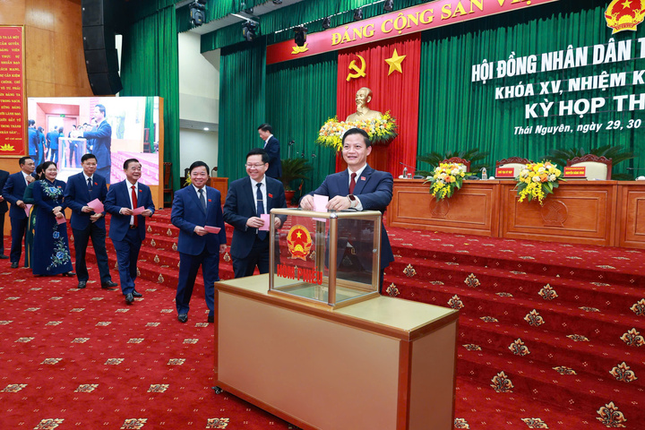 Đại biểu HĐND bầu Chủ tịch HĐND đối với ông Bùi Văn Lương.