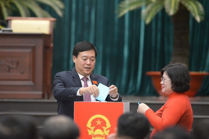 Các đại biểu bỏ phiếu bầu nhân sự chủ chốt của TP.HCM khóa XI, nhiệm kỳ 2026-2031.