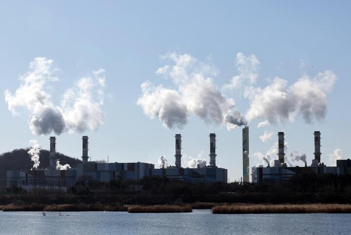 Khói bốc lên từ nhà máy điện chu trình hỗn hợp Seoincheon ở Incheon, Hàn Quốc. (Ảnh: Korea Times)