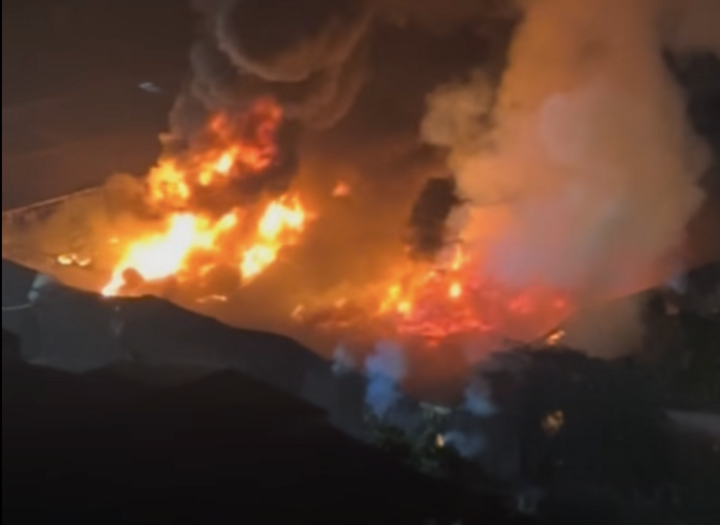 Khoảng 0h40 ngày 30/3, lửa bùng lên tại kho xưởng chứa đồ gỗ nằm cuối đường Phạm Tu, đối diện Bệnh viện K Tân Triều, phường Thanh Liệt, Hà Nội.