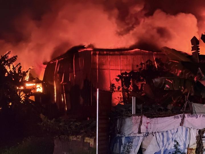 Ngọn lửa bùng phát nhanh, bao trùm cả khu khiến nhiều người hoảng sợ.