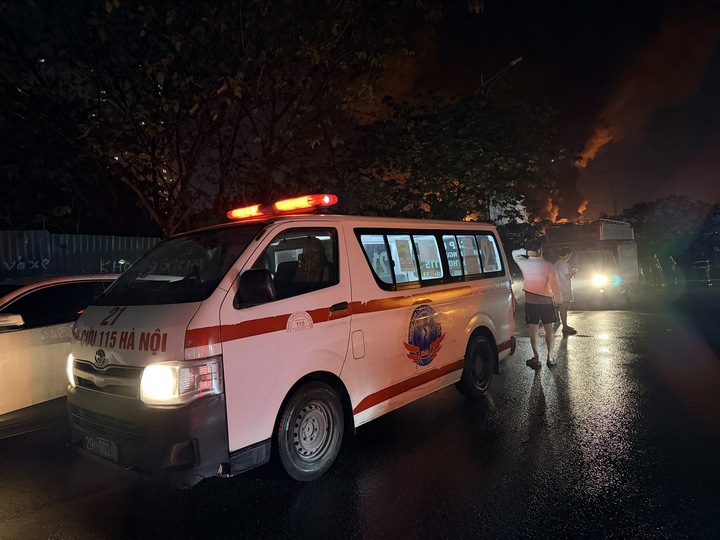 Xe cứu hoả, xe cứu thương cùng hàng chục chiến sĩ được điều động tới hiện trường.