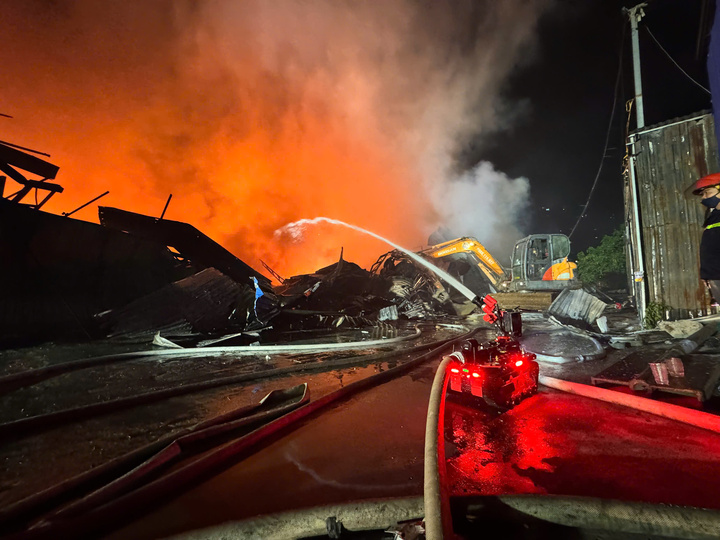 Lực lượng chức năng sử dụng các phương tiện để chữa cháy, cứu nạn cứu hộ.