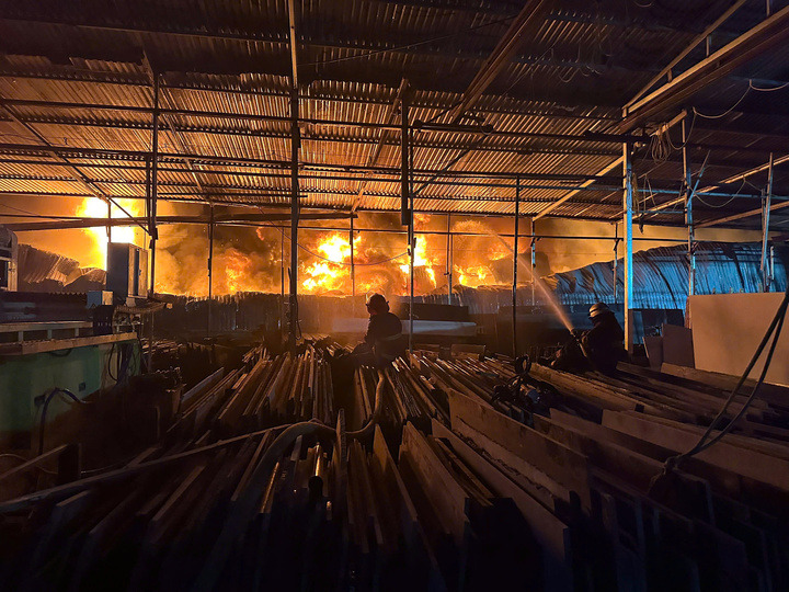 Nhà xưởng cháy ngùn ngụt trong đêm.