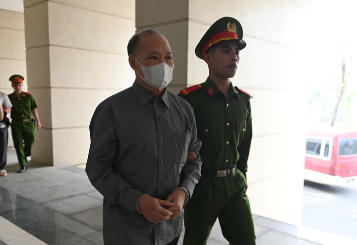 Bị cáo Hoàng Văn Thắng, cựu Thứ trưởng Bộ Nông nghiệp và Phát triển Nông thôn cũ, bị dẫn giải tới tòa.