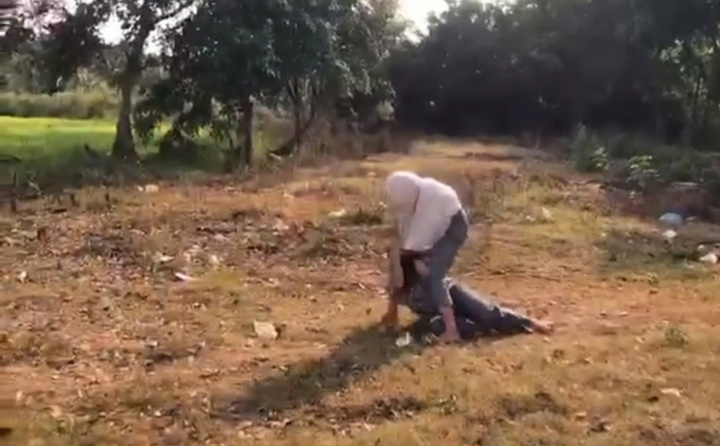 2 nữ sinh Trường THCS 19/8 (xã Ea Ktur, tỉnh Đắk Lắk) đánh nhau (ảnh cắt từ clip)