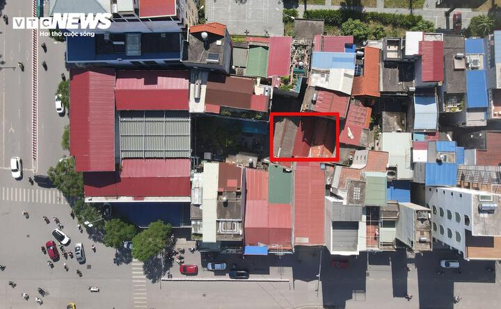 Ngôi đình nằm lọt thỏm trong khu dân cư đông đúc và Trung tâm Y tế Lê Chân. (Hình vuông đỏ)