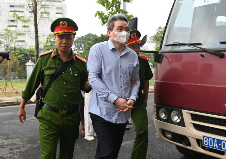 Nguyễn Văn Dân, Giám đốc Công ty Hoàng Dân bị dẫn giải tới toà.