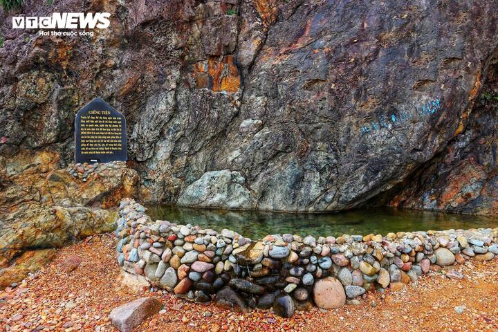 Khu vực Giếng Tiên trước kia có tâm bia đá ghi dấu, nhưng nay tấm bia đá không còn.