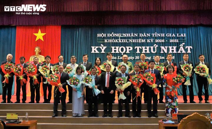 Các lãnh đạo UBND tỉnh Gia Lai và các ủy viên UBND tỉnh Gia Lai nhiệm kỳ 2026-2031 ra mắt.