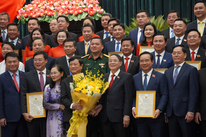 Trao chứng nhận đại biểu HĐND TP.HCM khóa XI, nhiệm kỳ 2026-2031. (Ảnh: BTC)