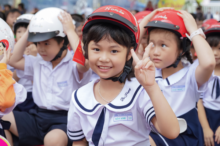 Những chiếc mũ bảo hiểm xinh xắn, đạt chuẩn quốc gia được trao tặng đến các em học sinh lớp 1 trên toàn quốc.