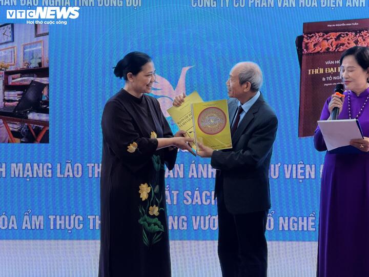 Bà Nguyễn Thị Hằng, Đại diện công ty Văn hoá điện ảnh Hồng Hạc nhận những cuốn sách quý, trong đó có những công trình của nhà nghiên cứu văn hóa Việt cổ Lê Văn Ánh.