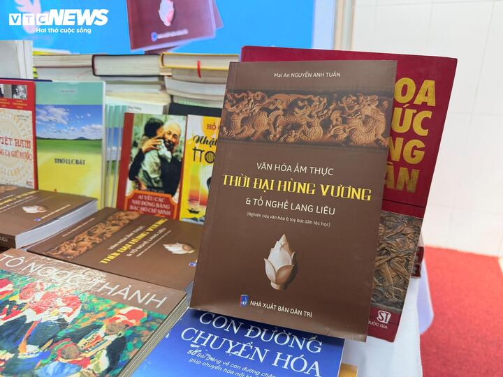 Cuốn sách "Văn hoá ẩm thực thời đại Hùng Vương và Tổ nghề Lang Liêu".