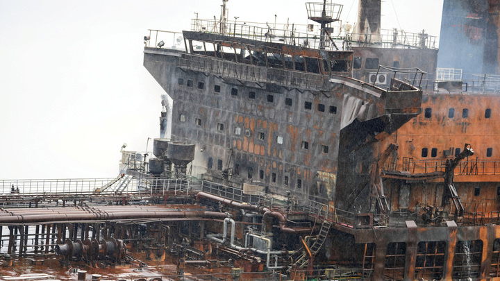 Một tàu chở dầu nước ngoài vận chuyển dầu nhiên liệu của Iraq bị hư hại sau khi bốc cháy trong vùng biển lãnh hải Iraq, sau các vụ tấn công nhằm vào hai tàu nước ngoài, theo các quan chức cảng Iraq, gần Basra, Iraq, ngày 12/3/2026. (Ảnh: REUTERS/Mohammed Aty/File Photo)