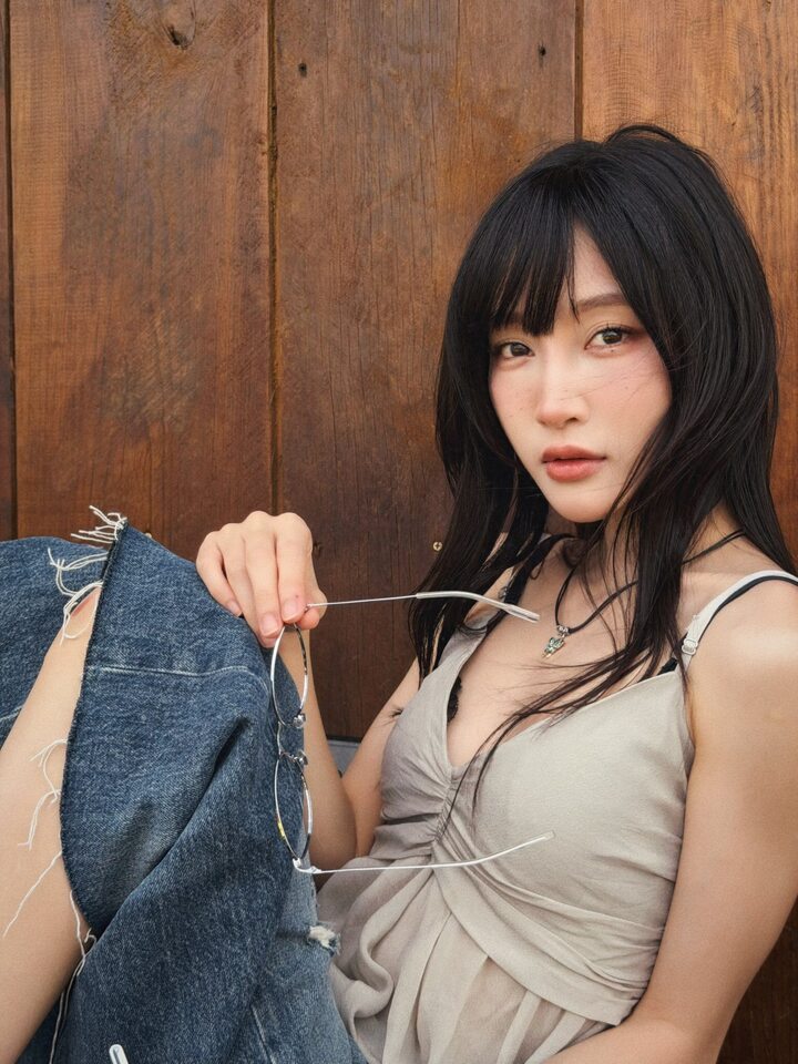 Juky San phải lên tiếng xin lỗi vì loạt ảnh phản cảm.